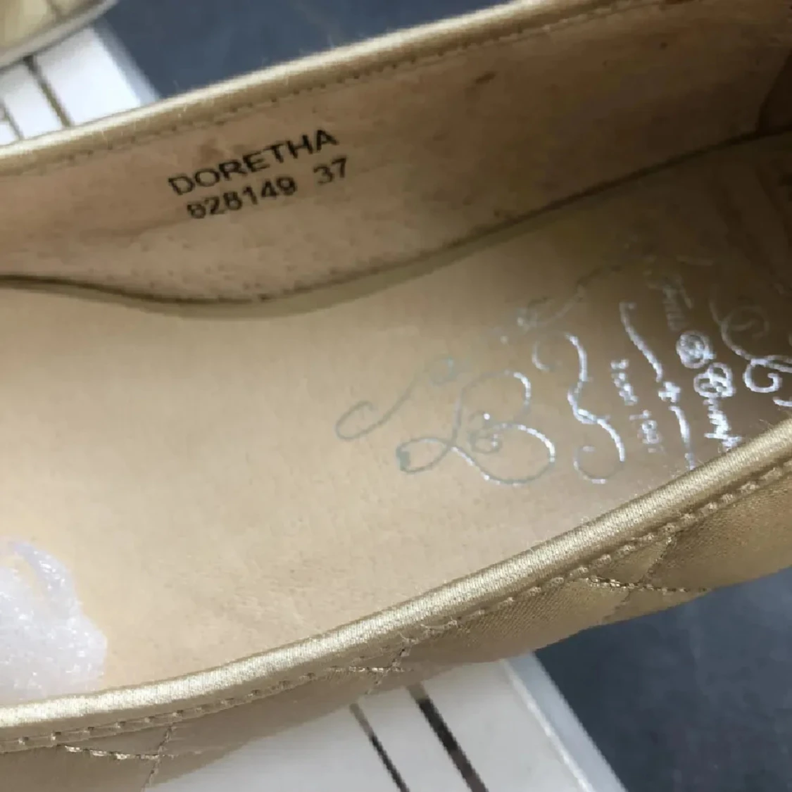 Beige quiltade ballerinaskor med charm - 2