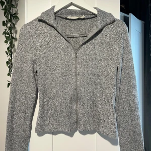 Tröja med dragkedja  - Denna tröja är från Lager 157 har används max 2/3 gånger. Funkar jättebra med vanliga outfits eller som en träningströja. Den är cropped med dragkedja 