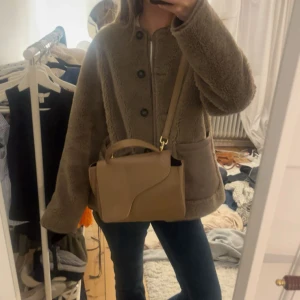 ATP atelier  - Säljer min beigea ATP atelier väska då jag inte använder den längre 💕köptes second hand! finns några deffekter så skriv om du vill ha fler bilder! Pris kan diskuteras 💕 Nypris: 5200kr