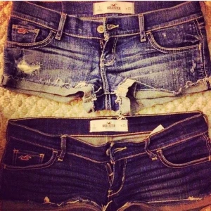 Lågmidjade jeansshorts från Hollister - Snygga blå jeansshorts från Hollister i storlek w25. Första bilden är från pinterst, men de är väldigt lika. 