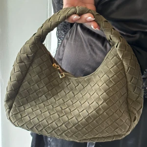 Grön väska - Jättefin grön väska från Glitter, endast använd ett fåtal gånger så skicket är som nytt!