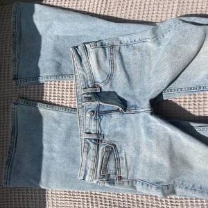 Jeans - Midjemått: 37cm innerbenslängden: 81cm💗