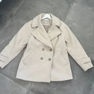 Beige skepparkavaj  - Snygg beige skepparkavaj från Ellos i klassisk modell med bred krage och dubbelknäppning. Använd två gånger 💕💗