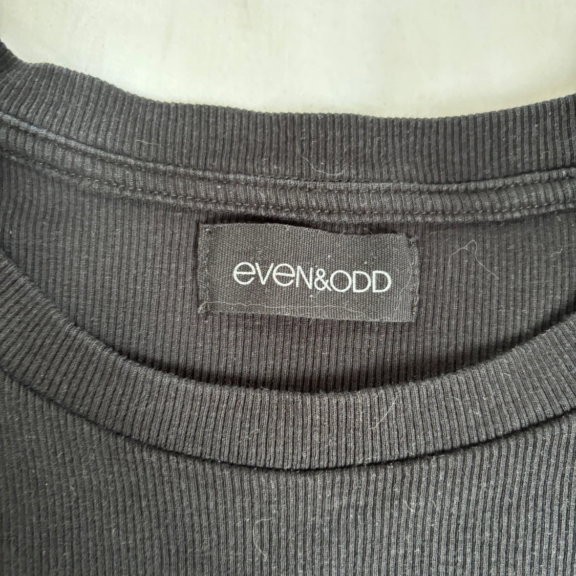 Svart croppad ribbad topp Even&Odd - 3