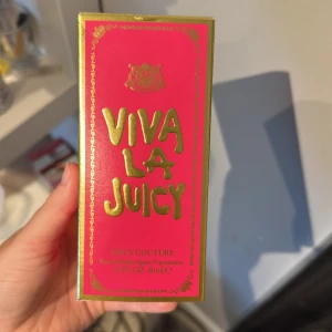 juicy couture parfym - helt oanvänd juicy couture parfym nypris ca 600kr jag säljer för mindre än halva priset!!❤️