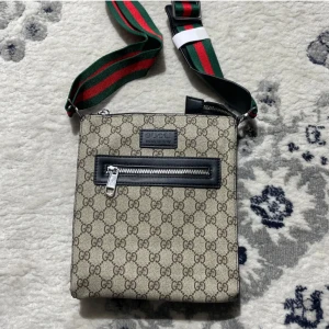 GG Axelväska  - Helt ny aldrig använd! Perfekt för sommaren och för dig som har smak för orten stil 💯 . Säljer väskan för 699kr men priset går att diskutera.🫱🏽‍🫲🏼