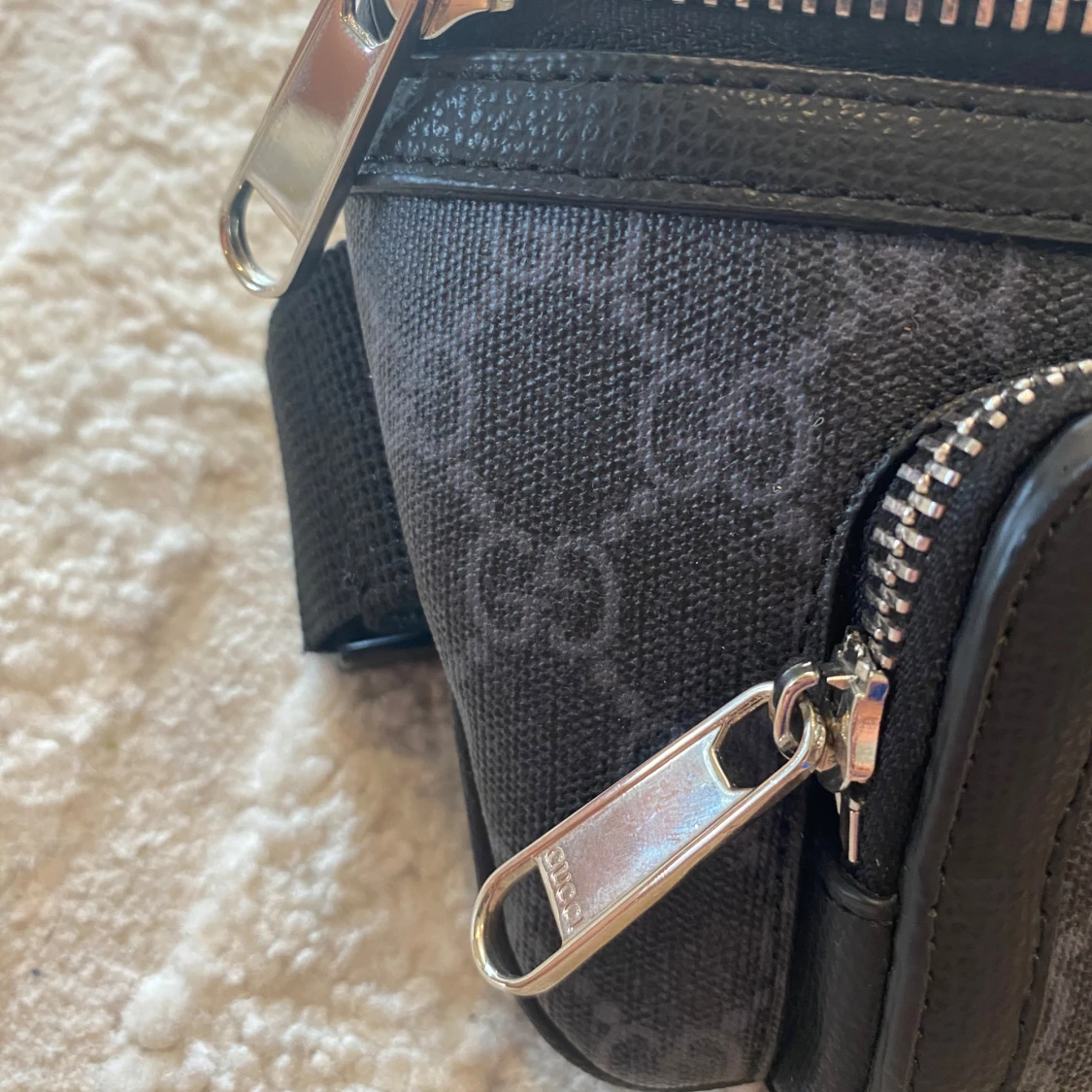 Svart Gucci axelväska med monogram - 1