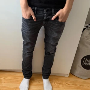 Dondup George - Snygga mörkgrå jeans från Dondup med diskret tvättad look och klassiska fem fickor. Nyskick använd ett fåtal gånger, nypris-3500 mitt pris 900 pris kan diskuteras vid snabba affärer 