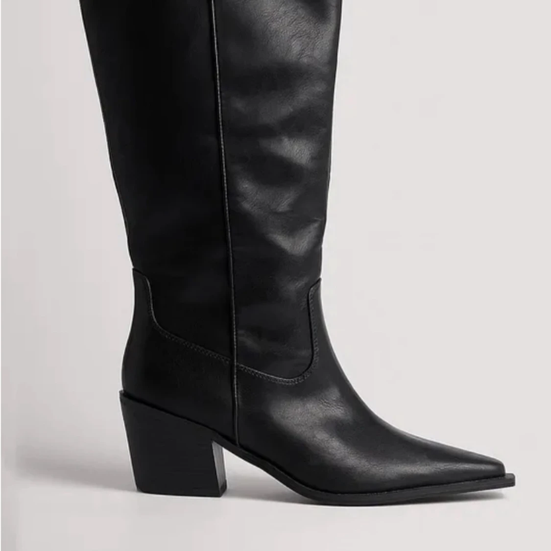 Svarta cowboy boots i skinn