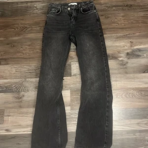 Svarta jeans från Denim Rebel, raka - Säljer ett par svarta jeans från Denim Rebel i rak modell. Jeansen har klassisk femficksdesign, knappgylf och subtilt tvättad look. Perfekta för dig som gillar en enkel och stilren vibe. Materialet är robust denim som håller formen.
