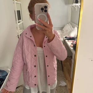 Baby- Rosa tunn jacka  - Super söt rosa tunn rosa jacka. Vet ej märke då den köptes second hand och lapp är borta. Skulle gissa storlek XS eller en mindre S💕💕