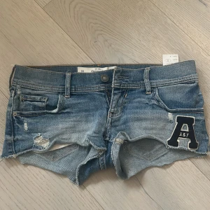 Vintage Abercrombie & Fitch shorts - Supersöta shorts från 2000 talet i storlek 00/24w! Perfekt 2000s lågmidjade!💋