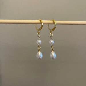 Pärlörhängen  - Superfina pärlörhängen💕💓 Aldrig använda och i nyskick! Snygga att matcha tillsammans med mina andra örhängen som jag säljer. Postar gärna tillsammans om du hittar flera varor du är intresserad av🌟 tveka inte att höra av er vid frågor!