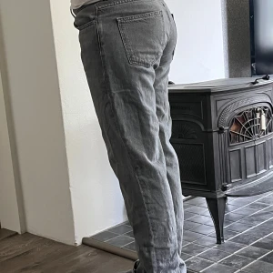 Grå jeans från 157, straight fit - Säljer ett par grå jeans från 157 med klassisk femficksdesign och raka ben. Jeansen har normal passform och är tillverkade i bomull. Perfekta för dig som gillar en enkel och clean look.