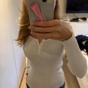 Vit långärmad tröja från Brandy Melville !! - Säljer en super söt långärmad tröja från brandy melville!! Använd få tal gånger så inga defekter. Säljer för den inte används!! 💗