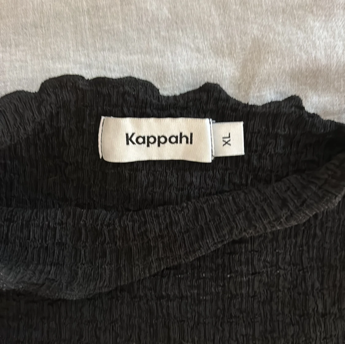 Svart blus med volangkant Kappahl XL - 2