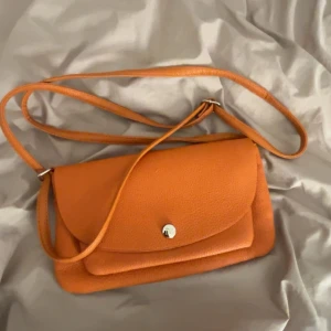 Orange axelväska i skinn - Orange väska utan tecken på användning. Skriv för frågor😊