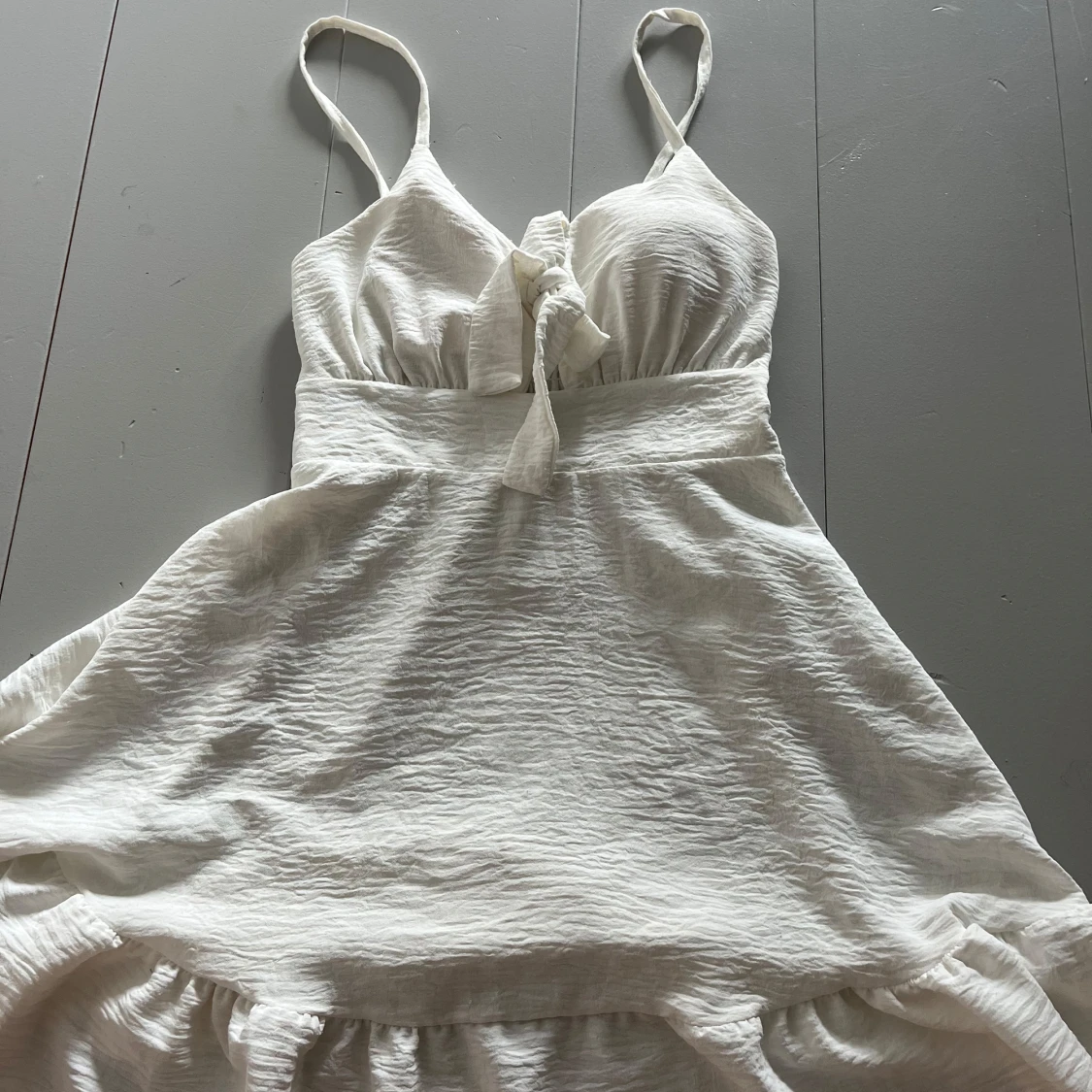 Vit kortklänning med knyt 