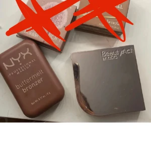 Mix av bronzers & rouge från Benefit, NYX & BeautyAct - Säljer fyra puderprodukter: Benefit Dandelion Twinkle (ljusrosa highlighter), Benefit Hoola Caramel (varm bronzer), NYX Buttermelt Bronzer (mjuk brun bronzer) och BeautyAct by Kicks rouge i en stark rosa nyans. de är knappt använda och ny pris på alla tillsammans är runt 1100kr och säljer alla för 200kr sammanlagt 