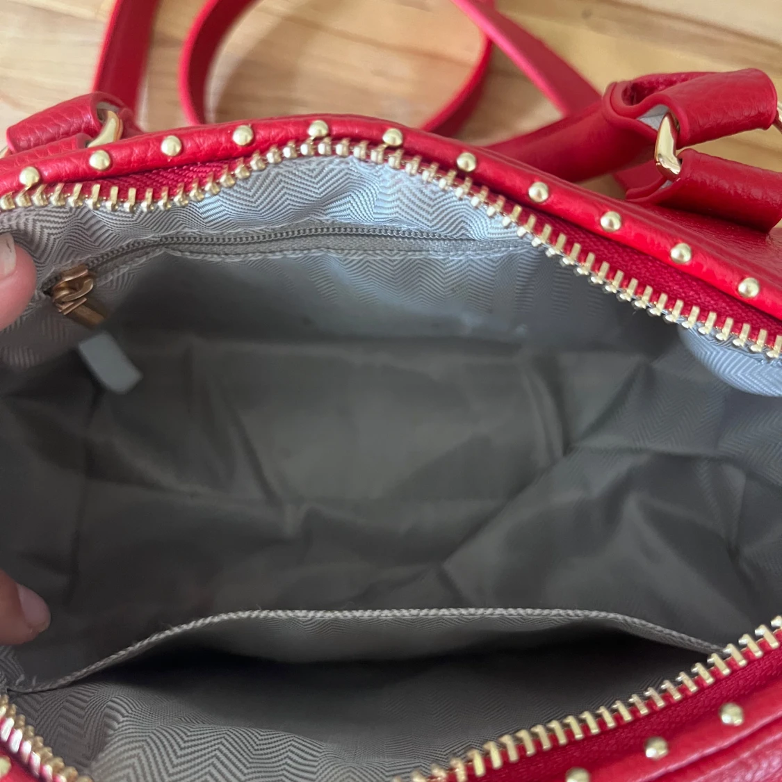 Röd handväska med gulddetaljer - 2