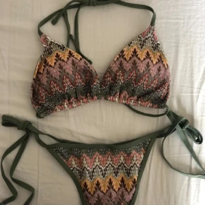 Missoni liknande mönstrad bikini - Missoni mönstrad bikini / zigzag mönster säljer pga för liten på mig 💗 endast testad, överdelen är i storlek M men passar xs/s (liten i storlek) och under delen M men passar s💗 