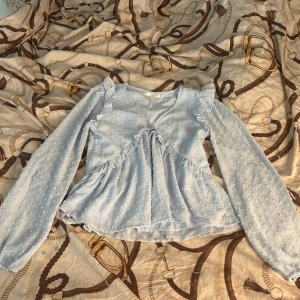 Blå Gina blus i storlek 158/164 - Säljer nu min blåa gina tricot blus då den inte används längre. Inga hål eller några fläckar! Perfekt till dig som vill ha en jätte gullig blus nu till sommaren. DM vid intresse💕