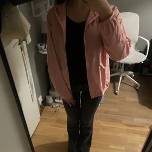 Träningsjacka  - Säljer en superbra träningsjacka från Uniqlo💕 Jag har knappt använt den så den är så gott som ny! Det står att den är för 13 åringar men jag skulle säga att den passar S 