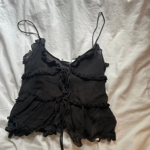 Svart volangig linne - Super trendigt linne från zara. Perfekt till fest eller på sommaren! Storlek M men passar mig som har S🩷