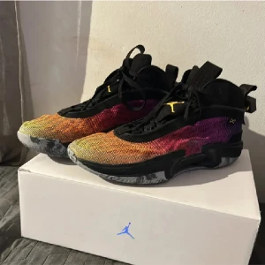 Air Jordan 36 Basketskor  - Ett par Basketskor ifrån Jordan som har varit spelade med flertal gånger men inga stora skador! (Se bild) Överlag fint skick, box medföljer!
