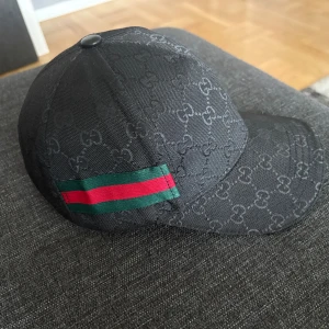 Svart Gucci keps - Helt ny oanvänt Gucci keps. Skicket är 10/10. Storleken är justerbar