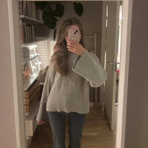 Grå ribbad polotröja från Gina Tricot - Grå oanvänd stickad polisfrågorna Gina i S, nypris 399kr ☀️ 