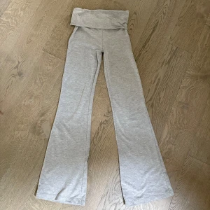 Grå yogapants  - Säljer dessa super fina & sköna yoga pantsen, i jätte fint skick!🩶 köpare står för frakt 📦 