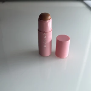 Hickap bronzer stick Golden Truffel  - Bronzer stick från Hickap i färgen Golden Truffel. Krämig formula som är lätt att blenda ut för en solkysst look. Perfekt att ha med i väskan för touch-ups under dagen. Enbart testat på handen 1 gång. Säljer då färgen tyvärr inte passade mig. Hör av er vid eventuella frågor! Nypris 229kr 