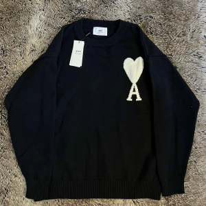 Ami Paris Stickad tröja - Svart stickad tröja från Ami Paris i storlek S, riktigt snygg och materialet är verkligen 10/10🤩 helt fantastiskt skick. Tröjan är verkligen skön att har på sig, Samt är perfekt för den kommande höst säsongen. Om du har frågor om passform eller mer bilder? Det är bara och kontakta mig🤝                         ‼️Pris kan diskuteras‼️ Obs vid bundle köp och snabba affär, men tveka inte och kontakta vid intresse🤭