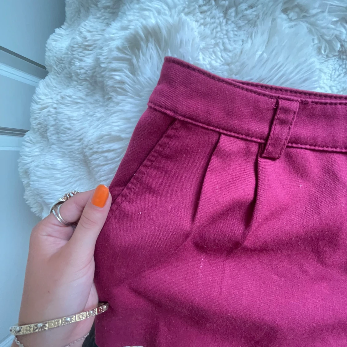 Vinröda högmidjade shorts - 1