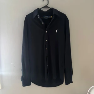 Ralph Lauren Skjorta - Jättebra skick så inprincip nyskick. Passar mig väldigt bra som är 174 👍 skriv för fler frågor elr bilder 🙌