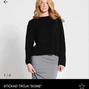 Svart stickad tröja Signe - En svart stickad tröja med rund hals och lång ärm. Modellen är lite loose och passar perfekt till både jeans och kjol. Enkel och stilren design som är lätt att matcha med andra plagg.