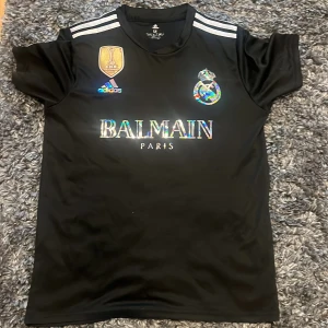 Balmain Paris tröja - Snygg Real Madrid tröja som är använd endast några gånger men fortfarande i superbra skick, säljer tröjan för att jag inte har använt den på ett bra tag 