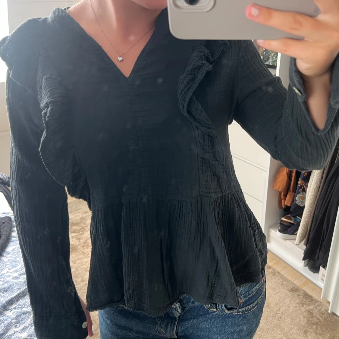 Svart blus med volang och v-ringning - 1