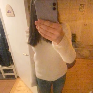 Vit stickad tröja med ribbade detaljer - Supermysig vit stickad off shoulders tröja. Tröjan har en klassisk, enkel design och är perfekt att matcha med jeans eller kjol. Passformen är normal och materialet känns mjukt och skönt mot huden. Priset kan diskuteras.