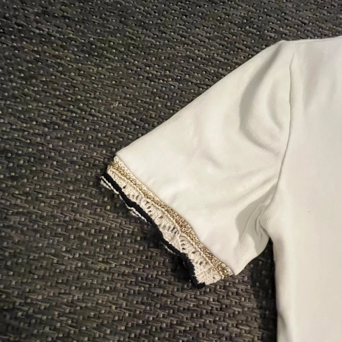 Vit topp med spetsdetalj på ärmar - 4