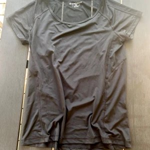 Svart tränings-tshirt Energetics S - Svart t-shirt från Energetics i storlek S🖤 aldrig använd av mig pga fel storlek! Luftig tröja med extra ventilation
