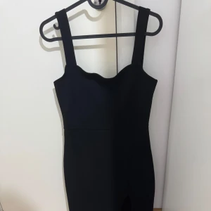 Svart klänning  - En svart klänning med slits i stl S säljs för 100 kr. 