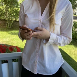 Randig skjorta - OTROLIGT gullig rosavit-randig kjorta i st 38! Skulle nog säga att den passar de flesta beroende på hur man vill att den ska sitta💕 