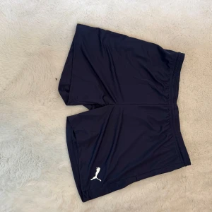 Mörkblå sportshorts från Puma - Helt oanvända shorts säljer de då pågrund av att de är förstora hel av sig vid fler frågor eller intresse! 