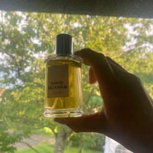 David Beckham Classic EdT 50ml - David Beckham Classic Eau de Toilette 50ml med stilren glasflaska och silverfärgad kork. Parfymen har en gyllengul vätska och kommer i en svart kartong med tydlig logga. Perfekt för dig som gillar eleganta och fräscha dofter.  Inget kvitto kvar men endast använd 1-10 sprut.