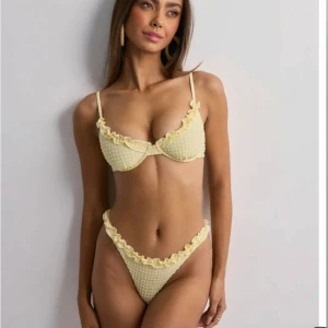 Gulrutig bikini - Säljer denna jättefina gulrutiga bikini i storlek 75A i överdelen och S i underdelen. Aldrig använd såklart, inte heller testad. Köpta för : 343kr💓