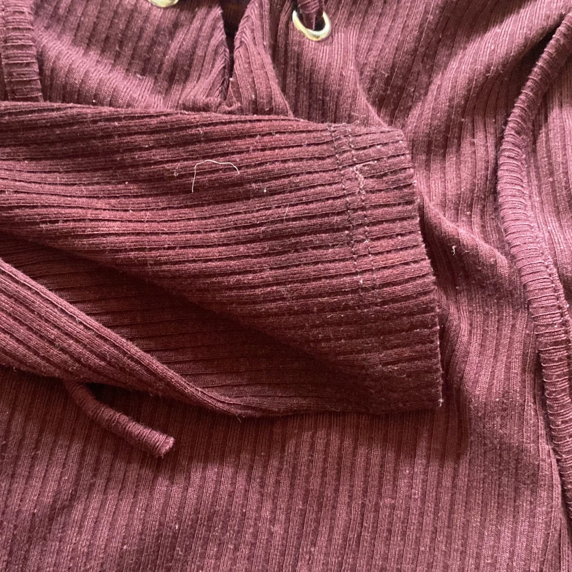 Vinröd ribbad tröja med snörning - 4