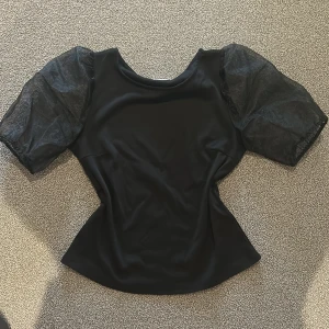Svart topp med puffärm  - Topp/blus från vila i storlek M 🤍Jätte fin puffärm och passar perfekt till vardags eller fest! 