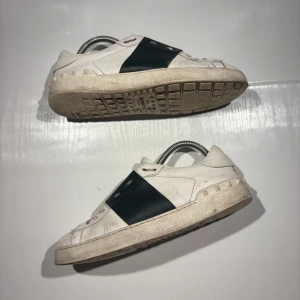Valentino opens - Hej! Säljer nu mina skor från märket Valentino, storlek 38 använt skick, givetvis äkta. Tveka inte på att höra av dig om du har frågor eller funderingar kring skorna! 